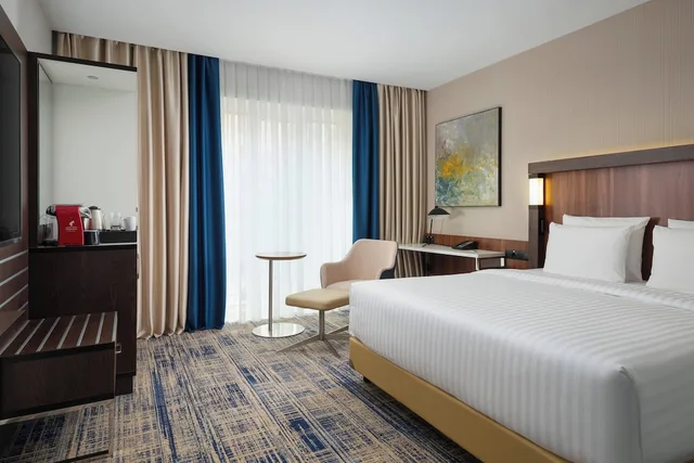 جناح جونيور بسرير كينج بغرفة نوم واحدة مع أريكة، Courtyard by Marriott Tashkent 3/10