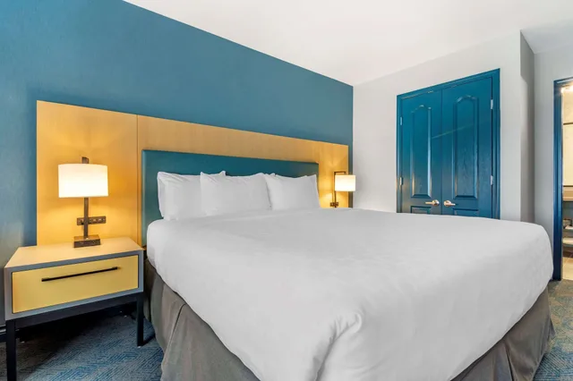 جناح بسرير كينج مع أريكة، Clarion Hotel & Conference Centre Abbotsford - Fraser Valley 2/4