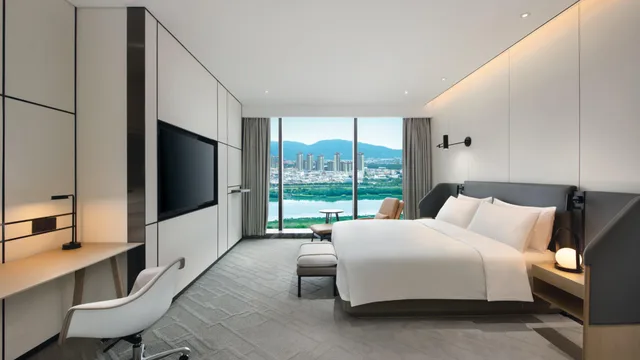 جناح بإطلالة على النهر بغرفة نوم واحدة مع دخول الصالة، Crowne Plaza Quanzhou Riverview 2/3