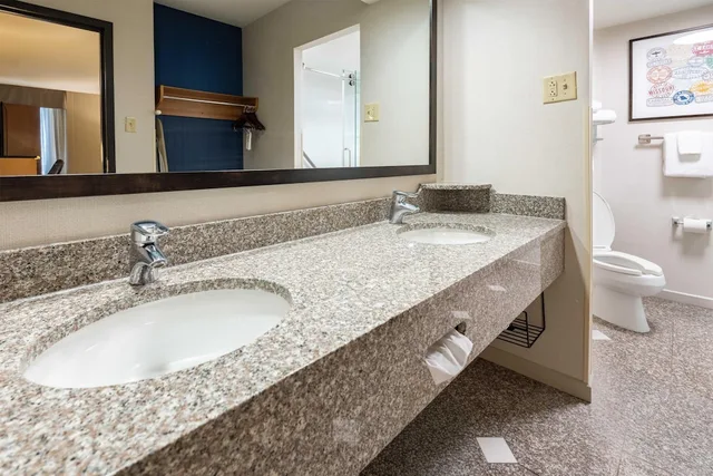 جناح بسرير كينج بغرفتين مع أريكة، Drury Inn and Suites St Louis Airport 6/6