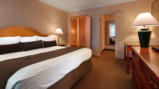 غرفة قياسية بسرير كينج، SureStay Plus Hotel By Best Western Brandywine Valley 3/7