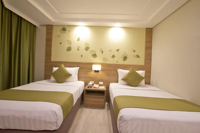 Deluxe, Twin Beds, Crown Regency Hotel Makati 1/2