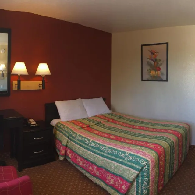 غرفة بسرير كوين، Hilltop Inn Suites 2/4