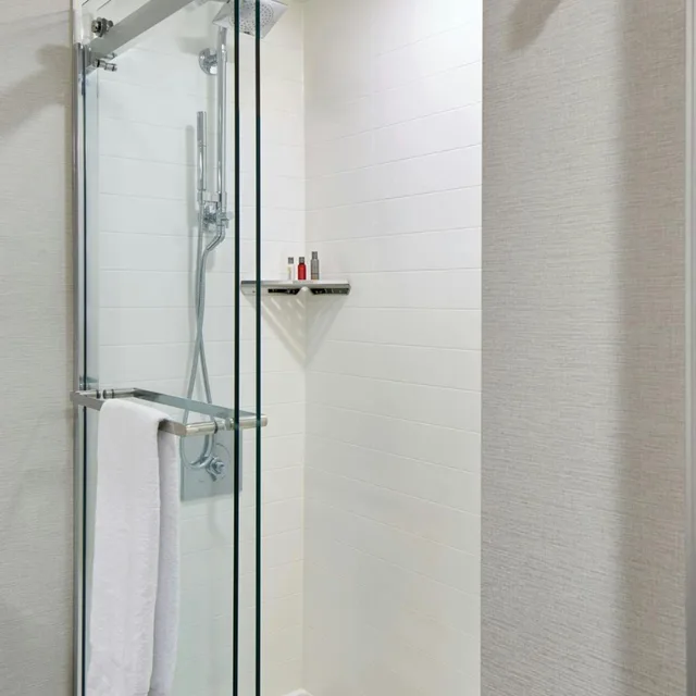 غرفة بسرير كينج بحوض استحمام لذوي الإعاقة، Columbus Marriott Northwest 8/10