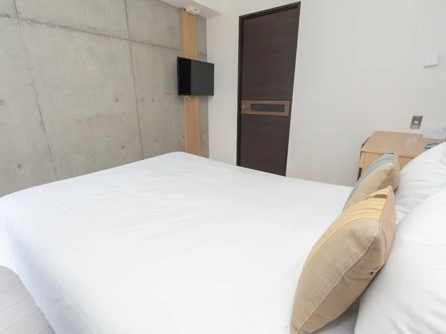 غرفة بسرير مزدوج بمطبخ مع دخول الصالة، The Breakfast Hotel Porto Ishigaki 4/10