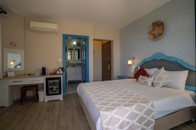 غرفة بسرير كوين بشرفة مع أريكة، Villa Marine Apart Hotel 2/4