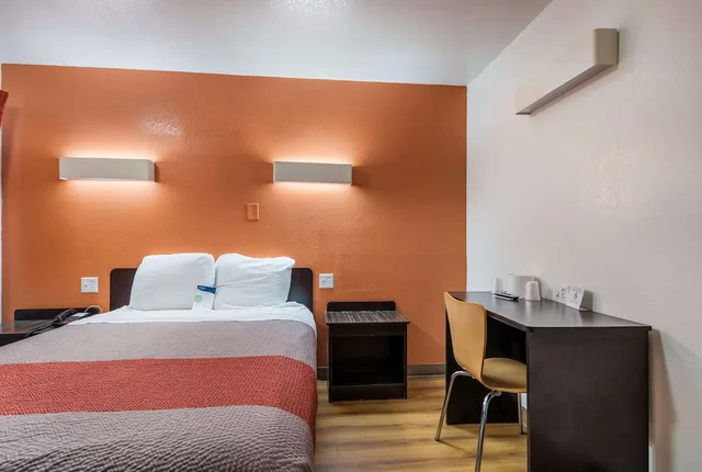 غرفة قياسية بسرير كوين للمدخنين لذوي الإعاقة، Motel6 Bessemer, AL - Birmingham 5/8