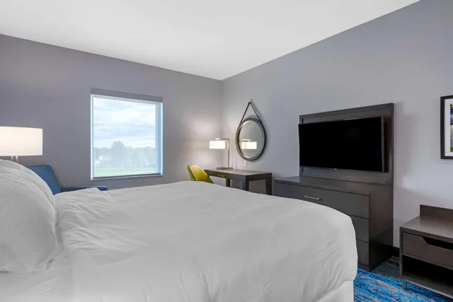 غرفة بسرير كينج، Comfort Inn & Suites Adrian 1/4