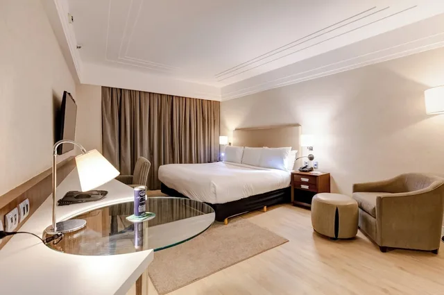 غرفة فاخرة بسرير كينج، Radisson Hotel Alphaville 3/10