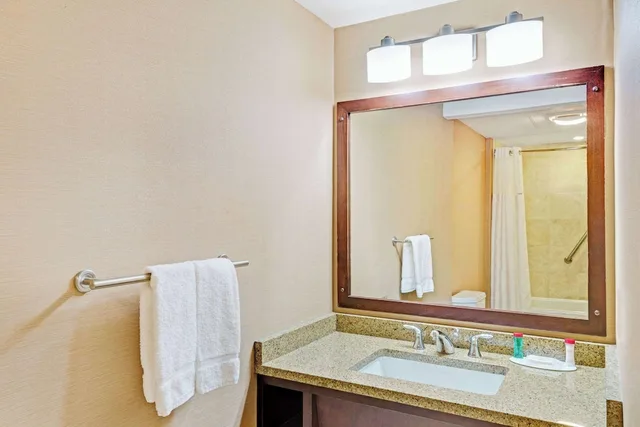 1 Bedroom, Suite, King Bed, Ramada by Wyndham Seekonk Providence Area 2/2