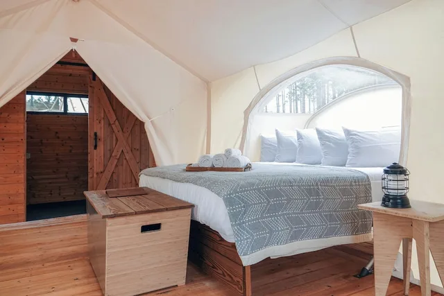 Stargazer, Tent, King Bed، Under Canvas Yosemite 3/4