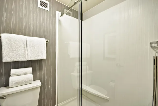 Room, King Bed, Sofa, Courtyard By Marriott Dallas Medical Market Center 4/5