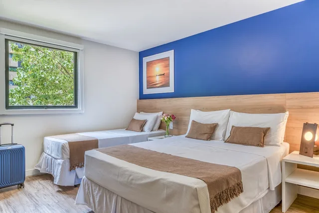 غرفة بسرير مزدوج وسرير فردي، CAIS DA PRAIA HOTEL 1/5