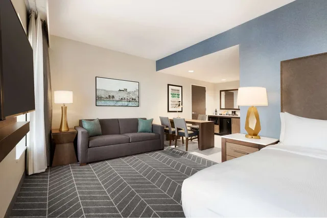 استوديو بسرير كينج بإطلالة على النهر لذوي الإعاقة، Embassy Suites by Hilton Wilmington Riverfront 1/2