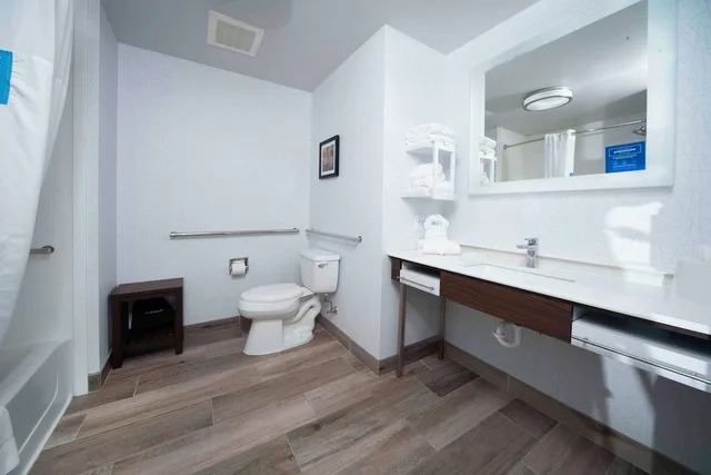 جناح بسرير كينج، Hampton Inn Bryant 6/7