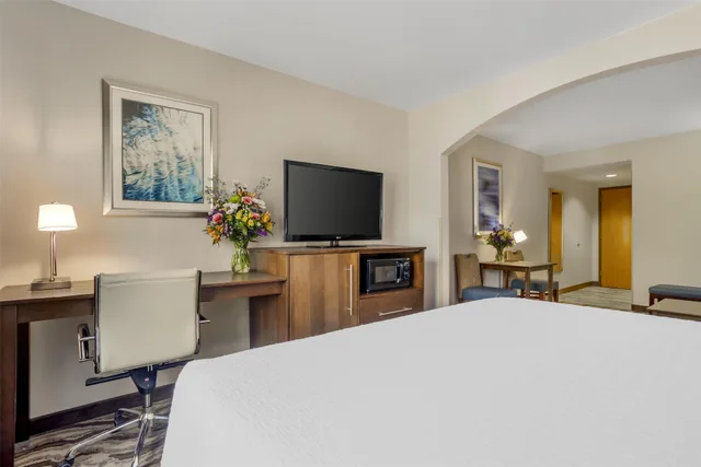 جناح بسرير كينج، Best Western Plus River Escape Inn & Suites 5/10