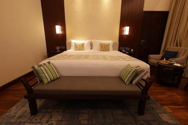 كوخ غراند فاخر بسرير كينج بإطلالة على البحيرة بشرفة، Taj Wayanad Resort Spa Kerala 4/5