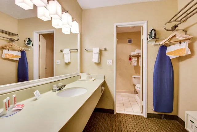 غرفة رباعية بسريرين مزدوجين، Econo Lodge Tampa near Busch Gardens 6/6