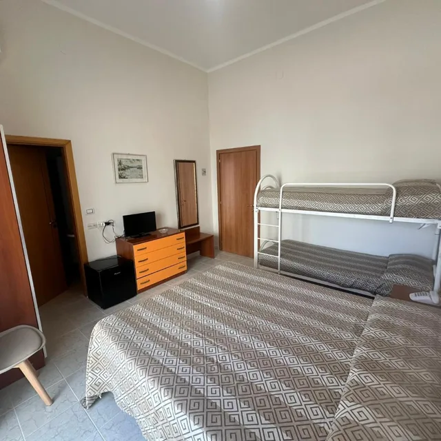 غرفة رباعية، Hotel Germania 7/8