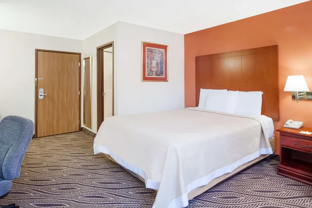 غرفة بسرير كوين، Days Inn By Wyndham Dyersburg 3/3