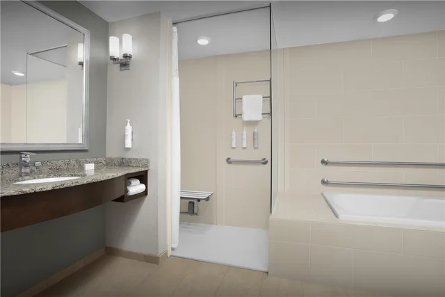 غرفة بسرير كينج بحوض استحمام لذوي الإعاقة، Hilton Garden Inn Gallup 3/3