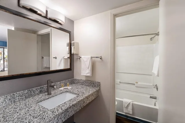 غرفة بسرير كوين، Travelodge by Wyndham Albuquerque West 7/9