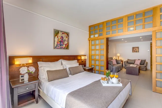 جناح جونيور بسريرين منفصلين مع أريكة بمسبح خاص، Porto Platanias Beach Resort & Spa 1/7