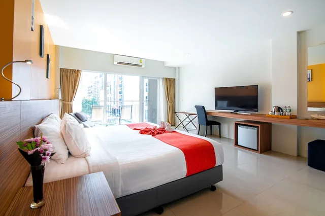 Room, King Bed, View Pent, Balcony، The Lantern Resorts Patong Phuket 7/10
