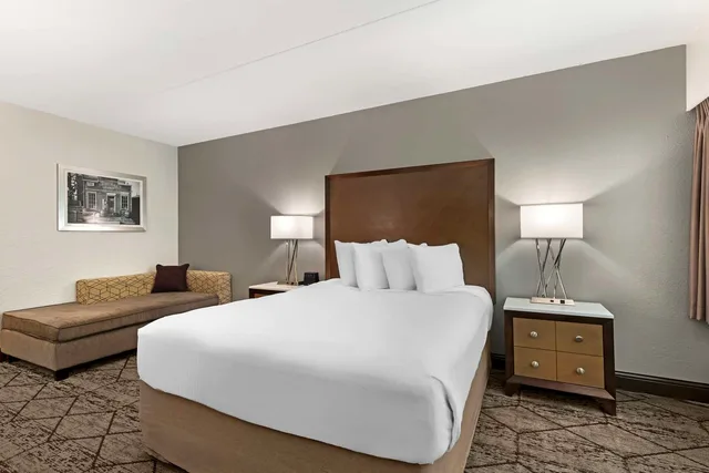 غرفة بسرير كوين بإطلالة على المسبح، Best Western Plus Longbranch Hotel and Convention Center 2/4