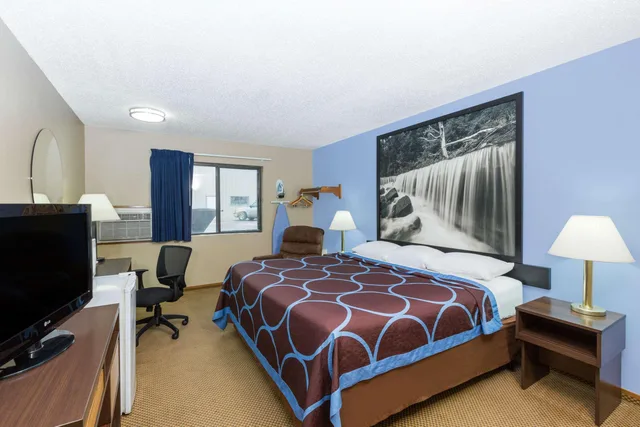 Room, King Bed, Ground Floor, Super 8 By Wyndham Manhattan Ks 1/1