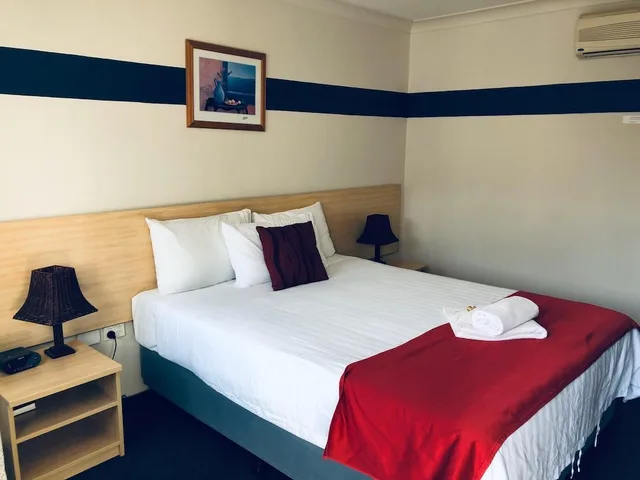 Premium, Red Cedar Motel 2/8