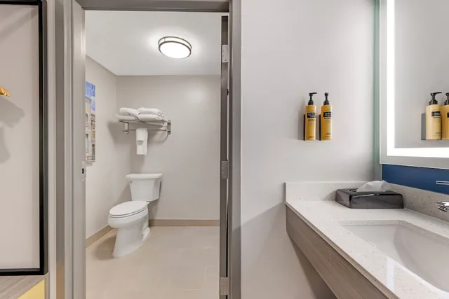 غرفة قياسية بسريرين كوين بشرفة مع أريكة، Best Western Plus Elgin - Chicago 5/7