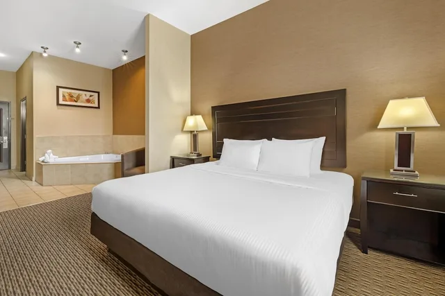 جناح بسرير كينج بحوض جاكوزي بمطبخ، Best Western Estevan Inn & Suites 1/8