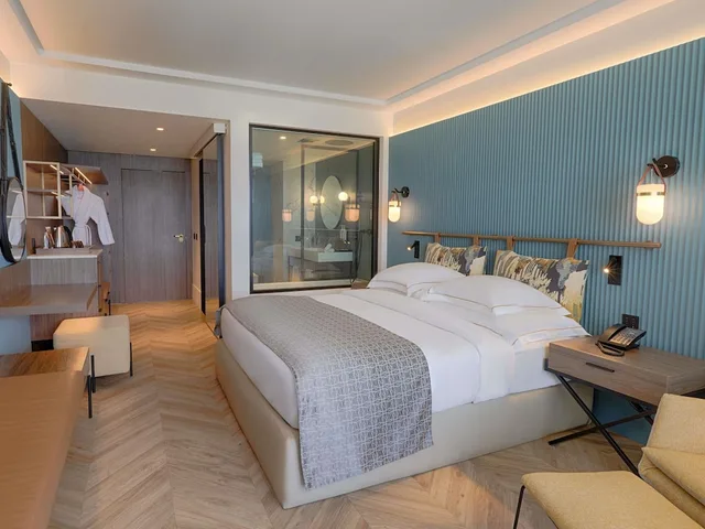 غرفة تنفيذية بسرير كينج بإطلالة على البحر، Movenpick Hotel Beirut 4/10