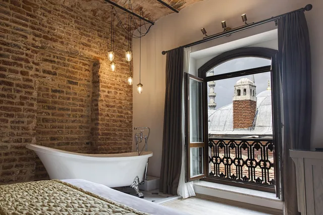 جناح جونيور بحوض استحمام، Mest Hotel 5/5