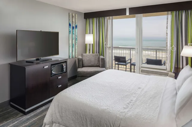 غرفة بسرير كينج بشرفة لذوي الإعاقة، Hampton Inn Daytona Beach Beachfront 1/5
