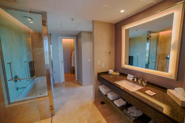 جناح ركني بسرير كينج بشرفة، Hilton Pilar 3/4