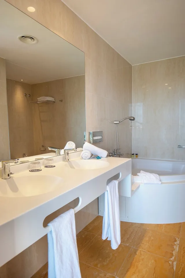 غرفة غراند بسريرين منفصلين بإطلالة على المدينة بشرفة، Hotel BCL Levante Club and Spa - Adults Only 6/6