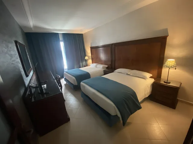 جناح فاخر بسريرين كوين مع أريكة، Azur Hotel 1/6