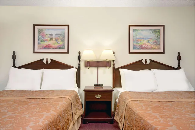 Deluxe, 2 Double Beds, Super 8 By Wyndham Chaska 4/10