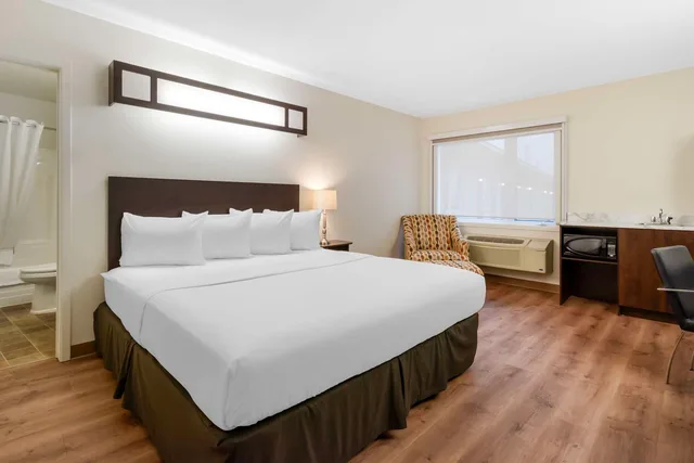 جناح بسرير كينج، Villa Inn and Suites, SureStay Collection By Best Western 1/4