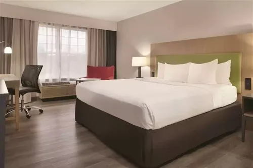 غرفة بسرير كينج، Country Inn & Suites by Radisson, Cedar Falls near University 1/1