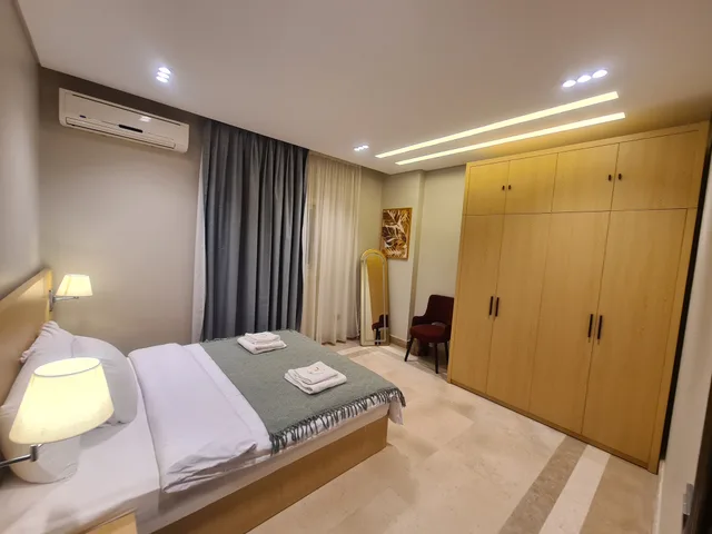 Three Bedroom Apartment with Balcony and View، Mirage Taiaa Hotel Apartments 2/5