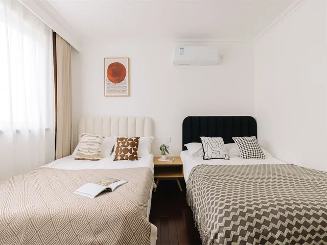 4 Bedrooms, Senior, Apartment, Futon Bed, 2 Queen Beds, City View, Bathtub, Book and Bed-People's Square 9/10