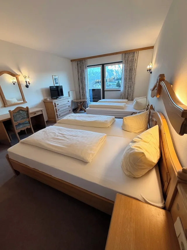 غرفة قياسية رباعية بإطلالة على الجبل بشرفة، Gruberhof Hotel 10/10