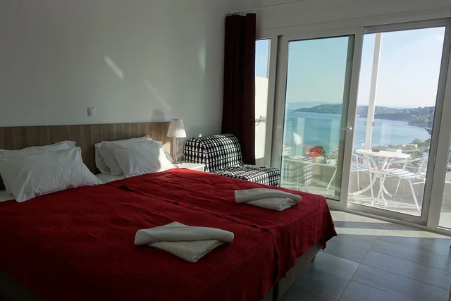 غرفة بسرير كينج بإطلالة على البحر بشرفة، Hotel Rene 1/3