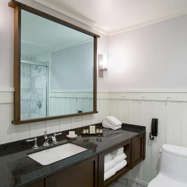 جناح جونيور، The Charles Hotel 3/4