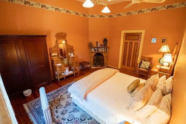 3 Bedrooms, Classic, Apartment, Twin Beds, 1 Queen and 1 Single Bed, Garden Area، Buxton Manor 1/4