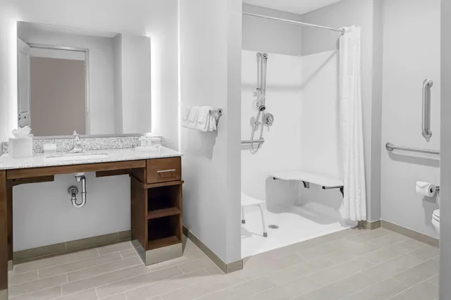 جناح بسرير كينج بغرفتي نوم لذوي الإعاقة، Homewood Suites By Hilton Wauwatosa Milwaukee 10/10