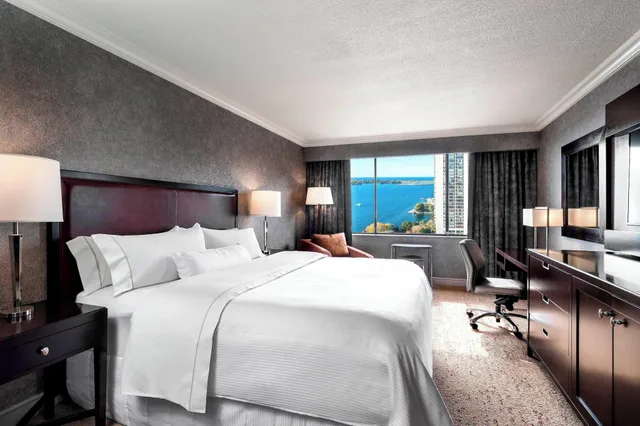 غرفة بسرير مزدوج بإطلالة على البحيرة، The Westin Harbour Castle, Toronto 2/4